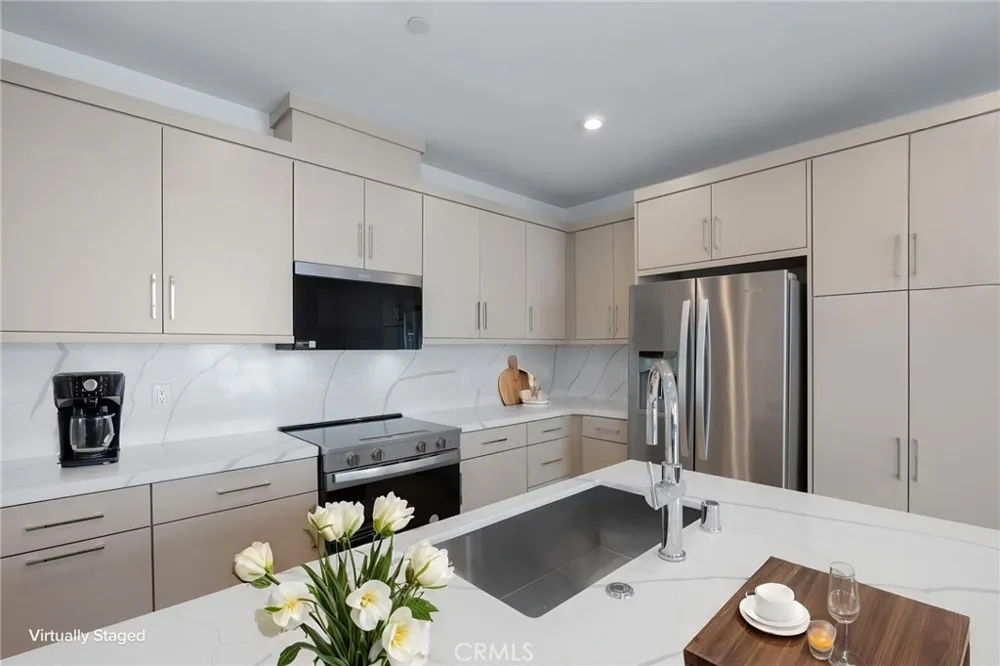 669 S Lyon Street Santa Ana, CA 92705
