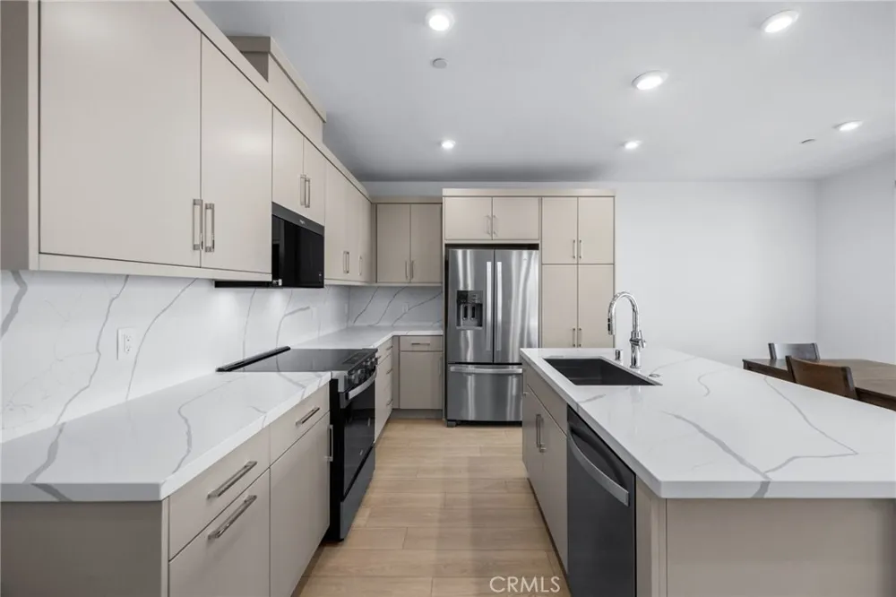 669 S Lyon Street Santa Ana, CA 92705