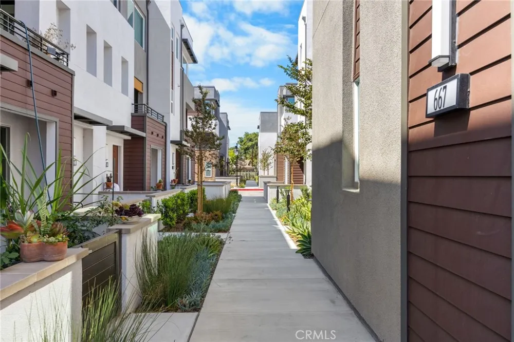 669 S Lyon Street Santa Ana, CA 92705
