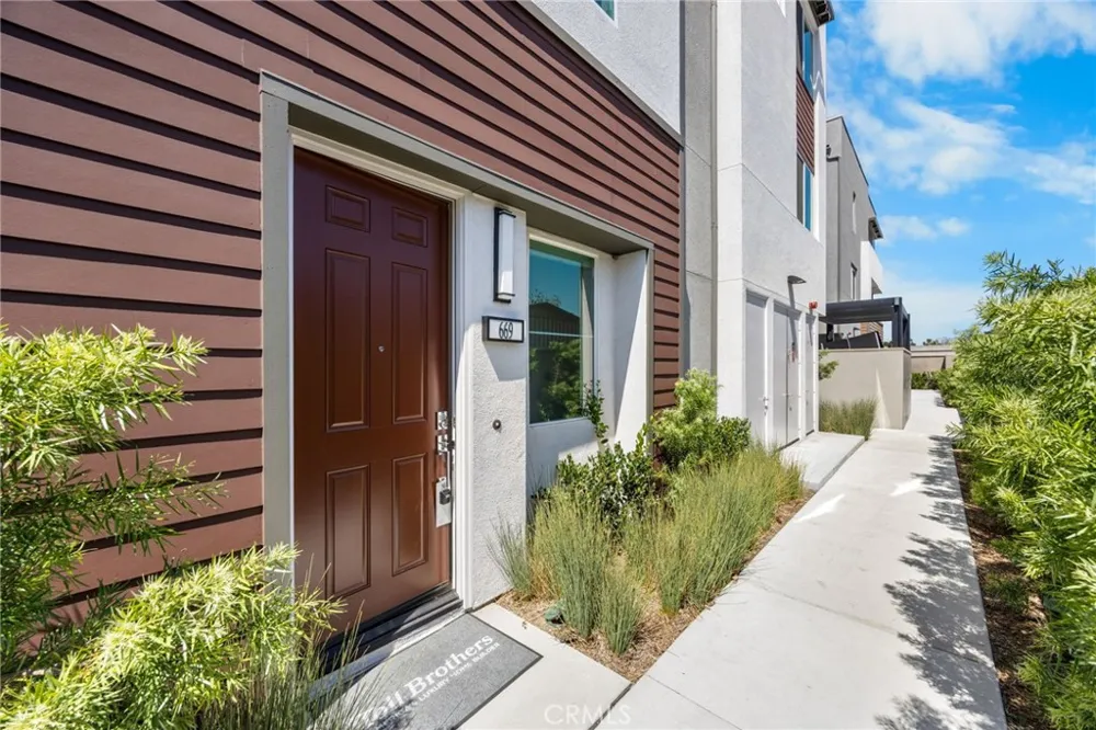 669 S Lyon Street Santa Ana, CA 92705