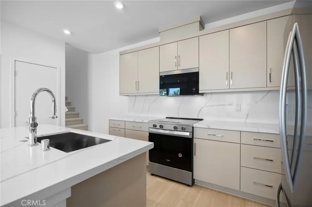 669 S Lyon Street Santa Ana, CA 92705