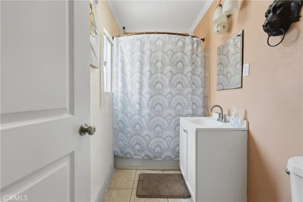 1046 S Gunlock Compton, CA 90220
