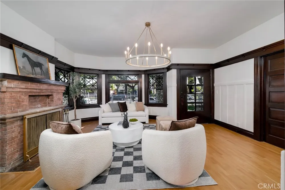 2947 S Hobart Los Angeles, CA 90018