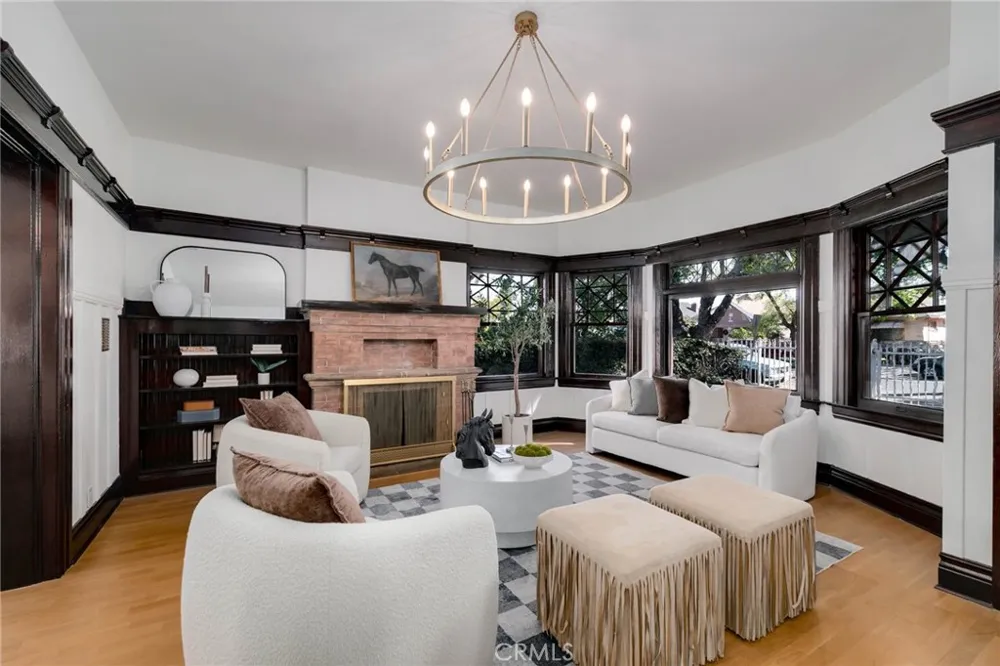 2947 S Hobart Los Angeles, CA 90018