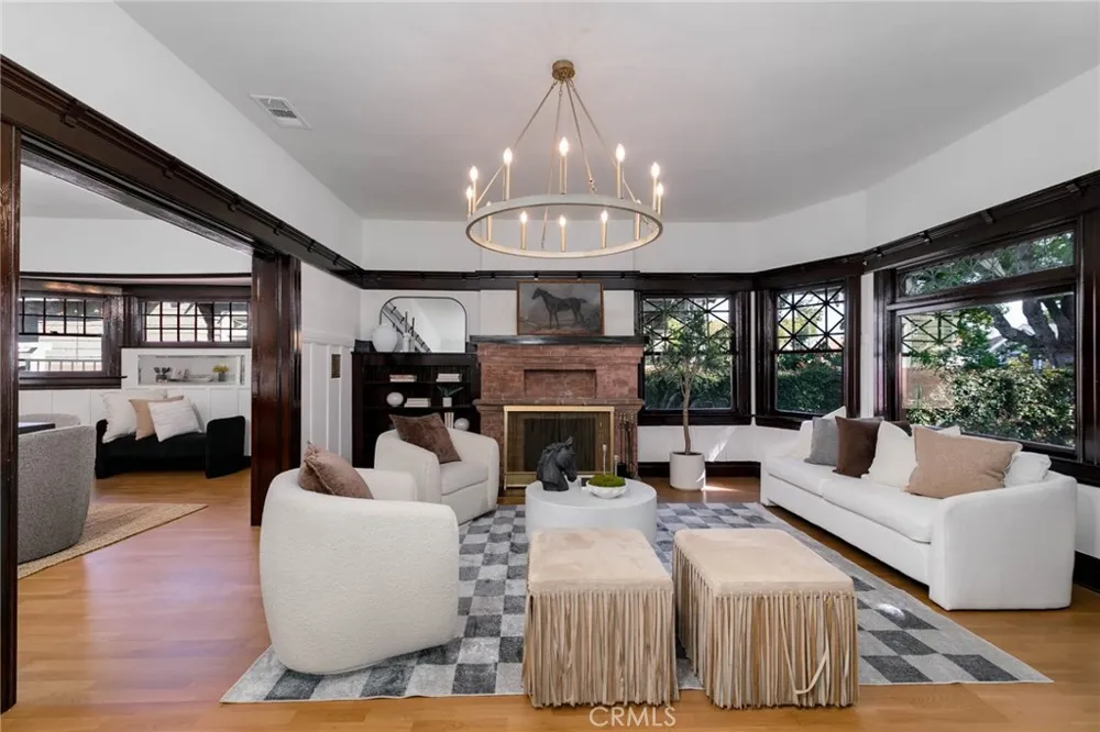 2947 S Hobart Los Angeles, CA 90018