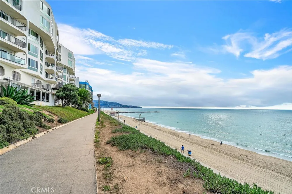 535 Esplanade #111 Redondo Beach, CA 90277
