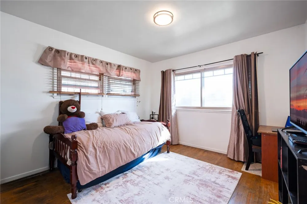 10725 S 8th Avenue Inglewood, CA 90303