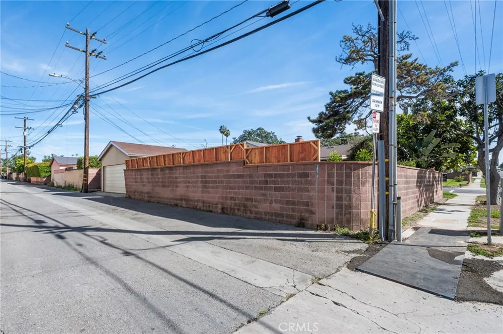 10725 S 8th Avenue Inglewood, CA 90303