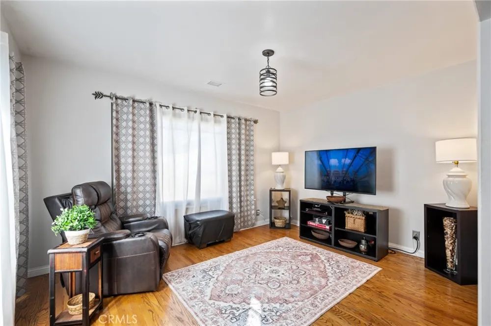 10725 S 8th Avenue Inglewood, CA 90303
