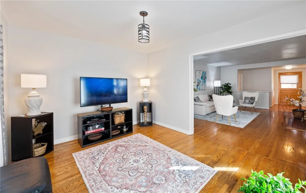 10725 S 8th Avenue Inglewood, CA 90303