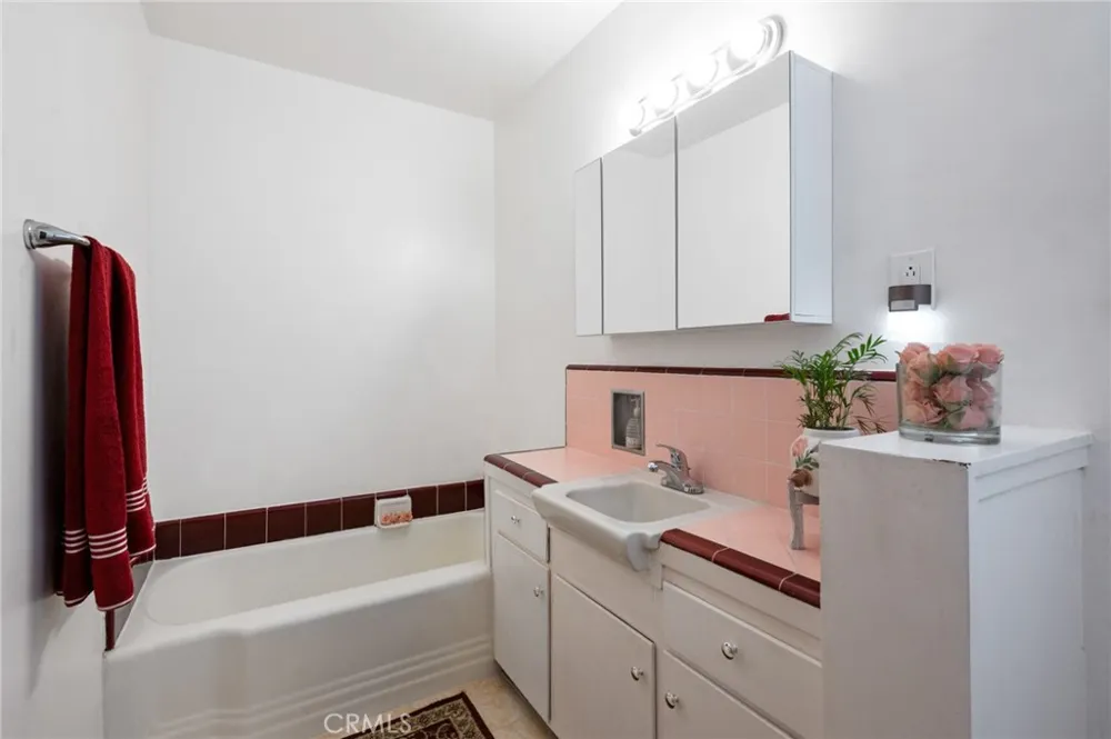 10725 S 8th Avenue Inglewood, CA 90303