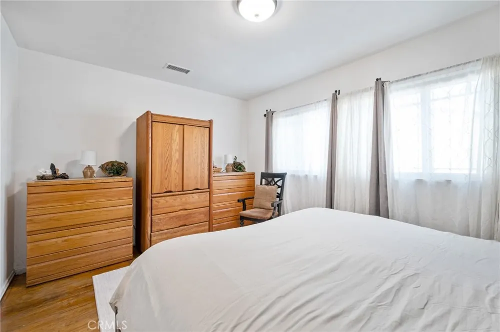 10725 S 8th Avenue Inglewood, CA 90303