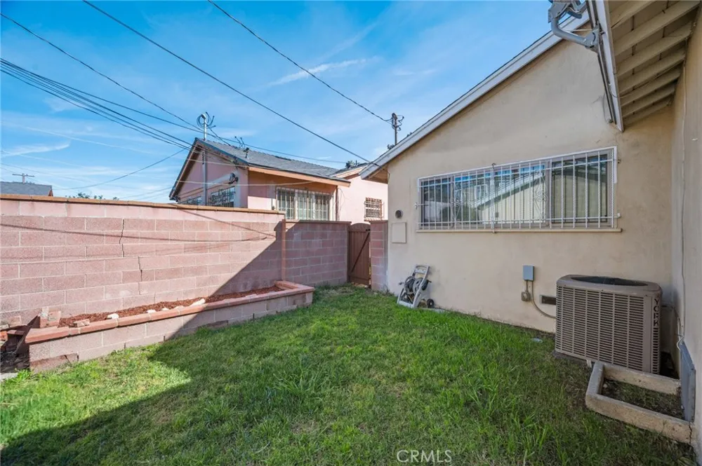 10725 S 8th Avenue Inglewood, CA 90303