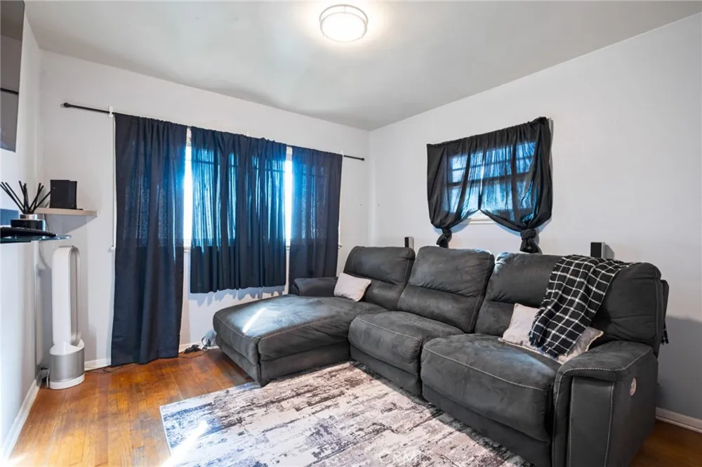 10725 S 8th Avenue Inglewood, CA 90303