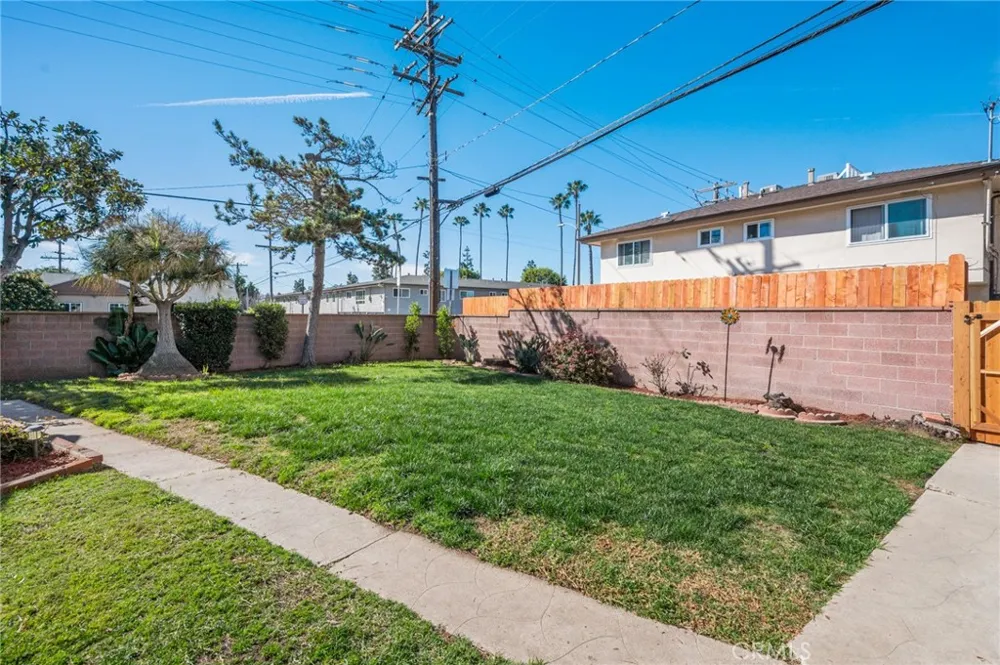 10725 S 8th Avenue Inglewood, CA 90303