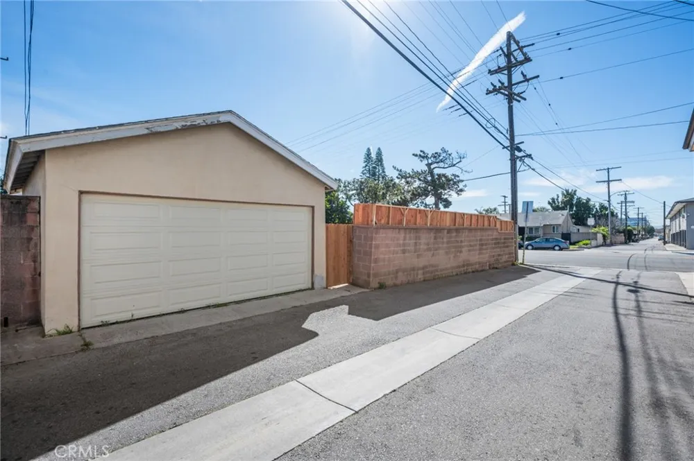10725 S 8th Avenue Inglewood, CA 90303