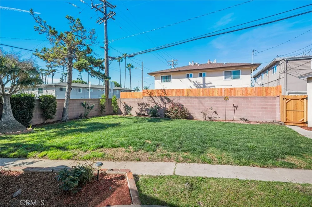 10725 S 8th Avenue Inglewood, CA 90303