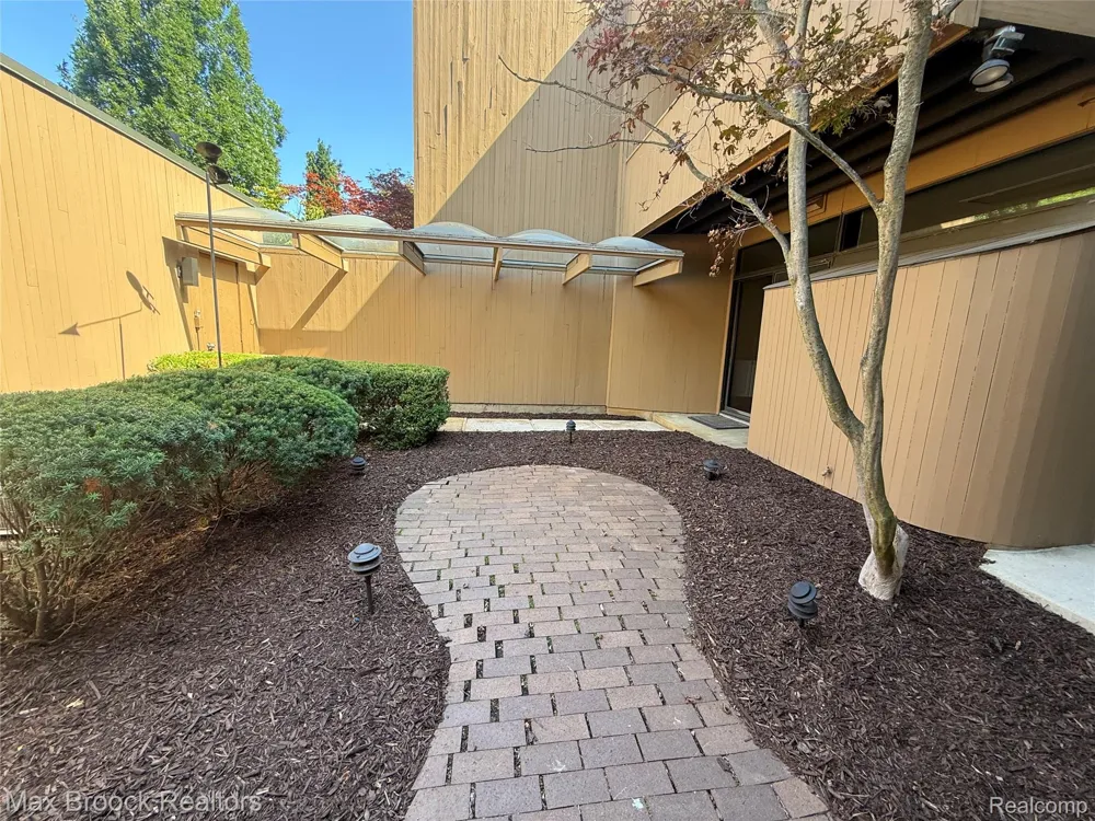 32690 Ravine Drive Franklin Village, MI 48025