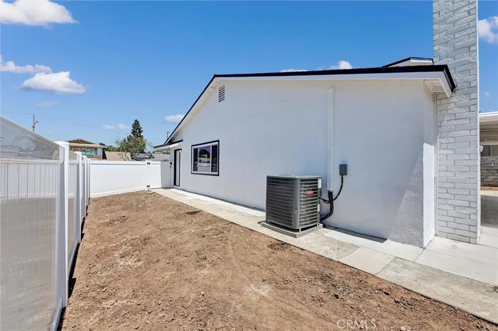 1606 E Fernrock Carson, CA 90746