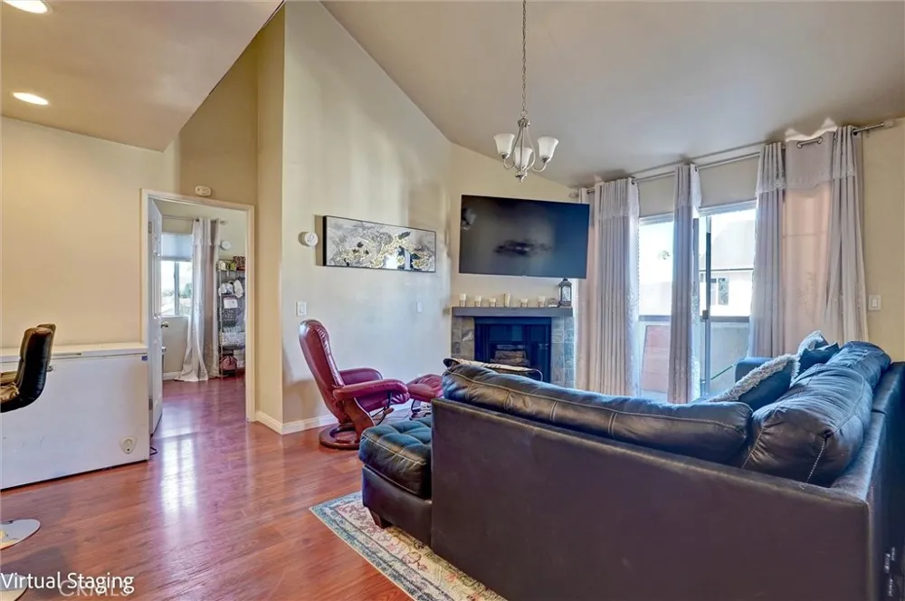 20253 Keswick #322 Winnetka, CA 91306