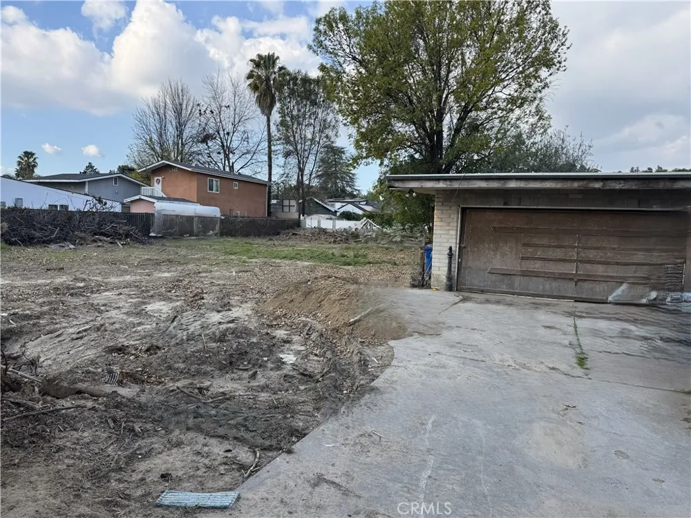 17545 Community Street Northridge, CA 91325