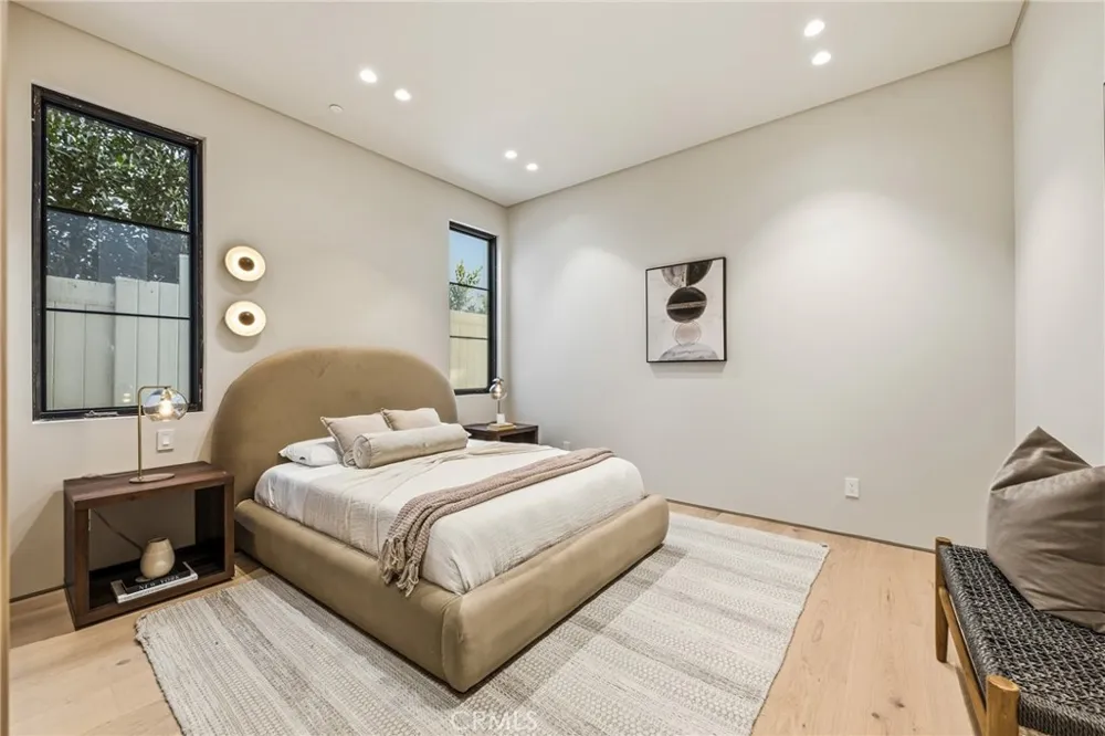 4900 Valjean Encino, CA 91436