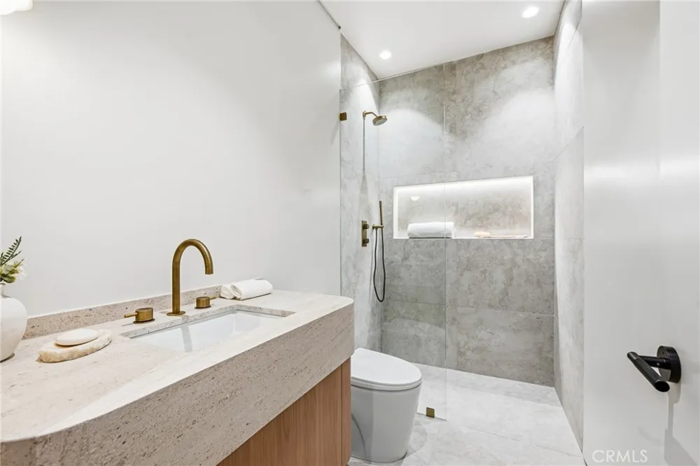 4900 Valjean Encino, CA 91436
