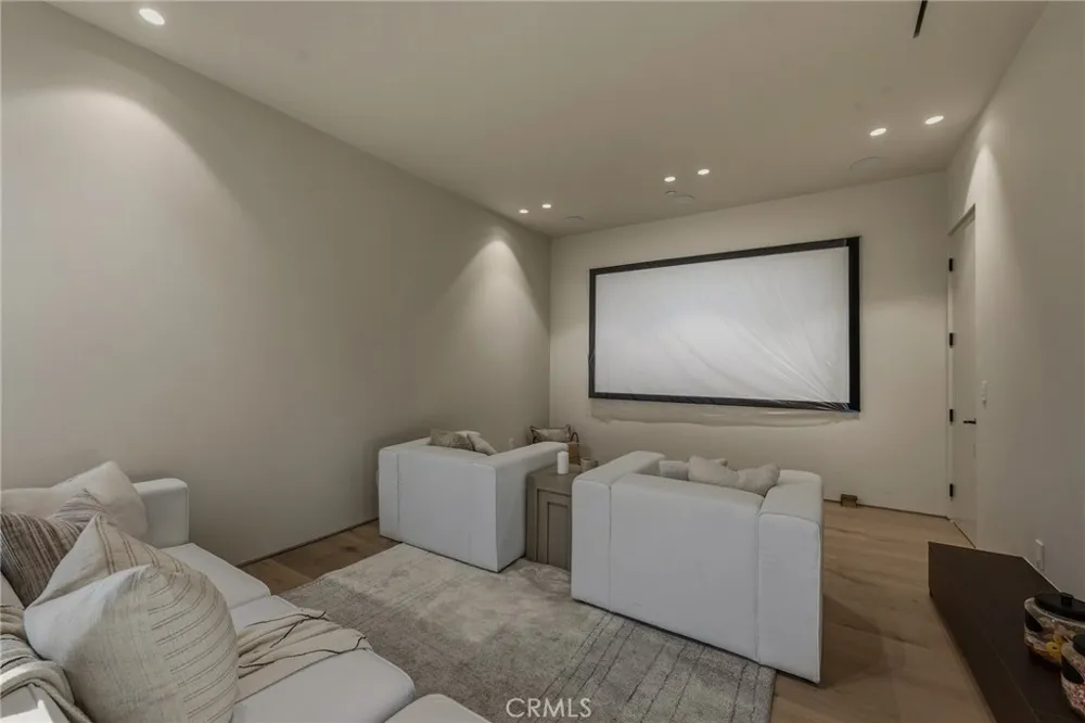 4900 Valjean Encino, CA 91436