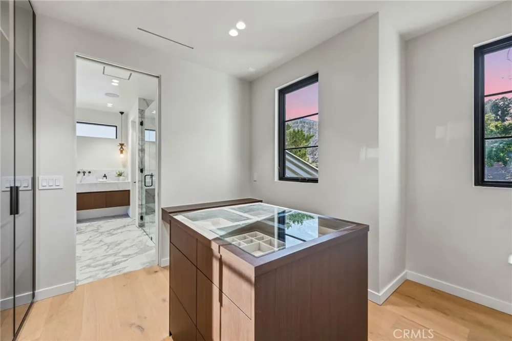 4900 Valjean Encino, CA 91436