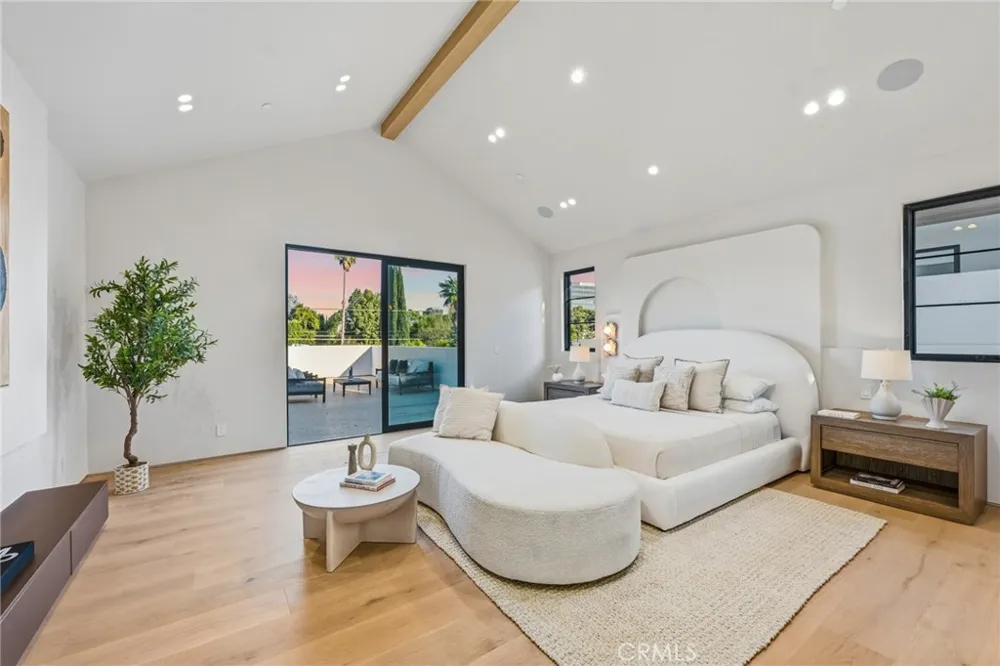 4900 Valjean Encino, CA 91436