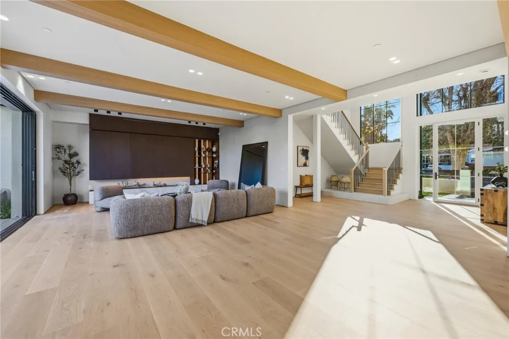 4900 Valjean Encino, CA 91436