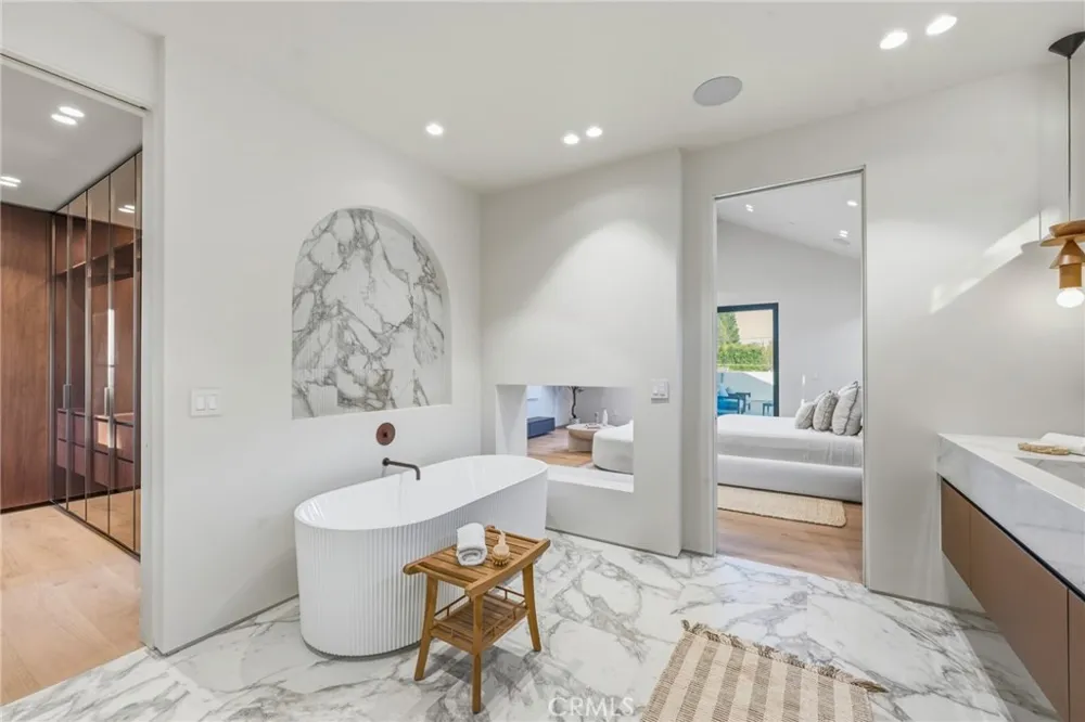 4900 Valjean Encino, CA 91436