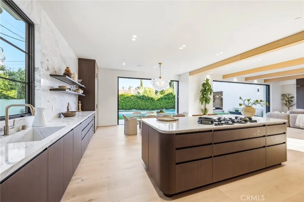 4900 Valjean Encino, CA 91436