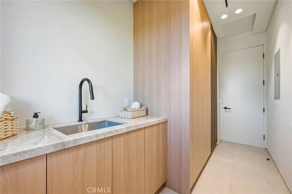 4900 Valjean Encino, CA 91436
