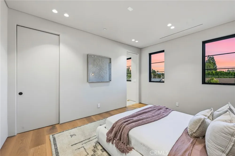 4900 Valjean Encino, CA 91436