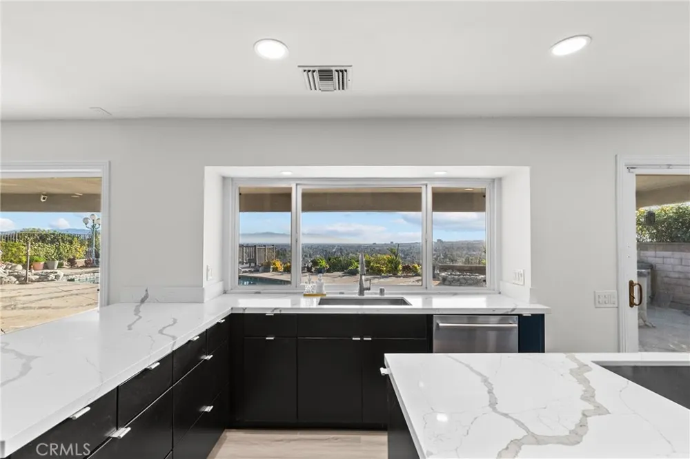 6758 Julie West Hills, CA 91307