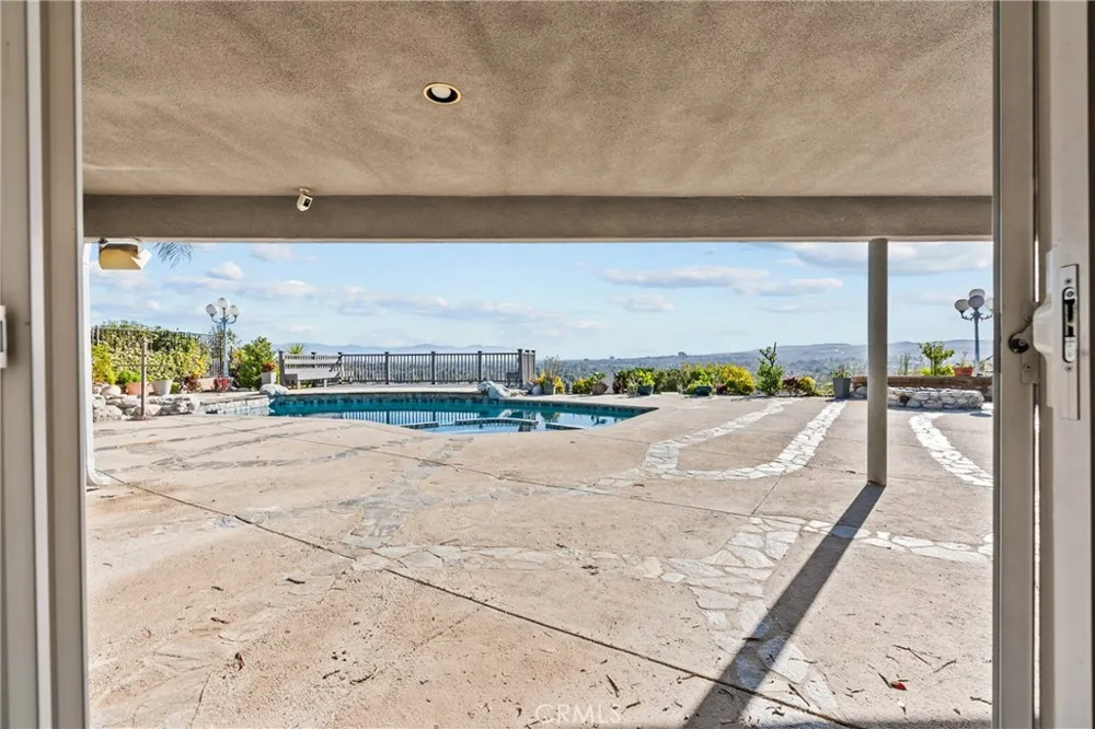 6758 Julie West Hills, CA 91307