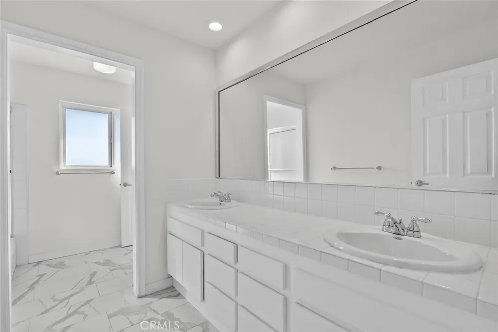6758 Julie West Hills, CA 91307