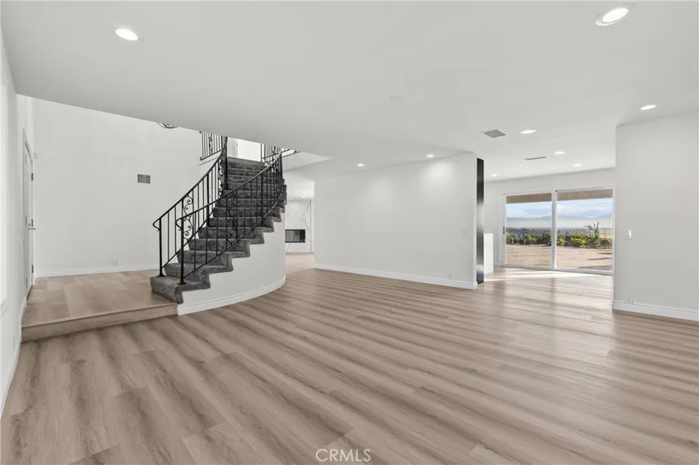 6758 Julie West Hills, CA 91307