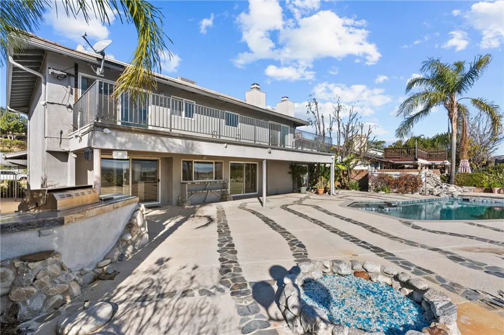 6758 Julie West Hills, CA 91307