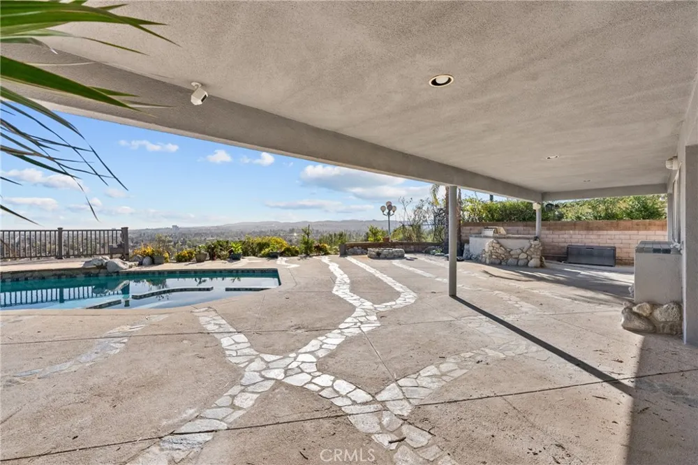 6758 Julie West Hills, CA 91307