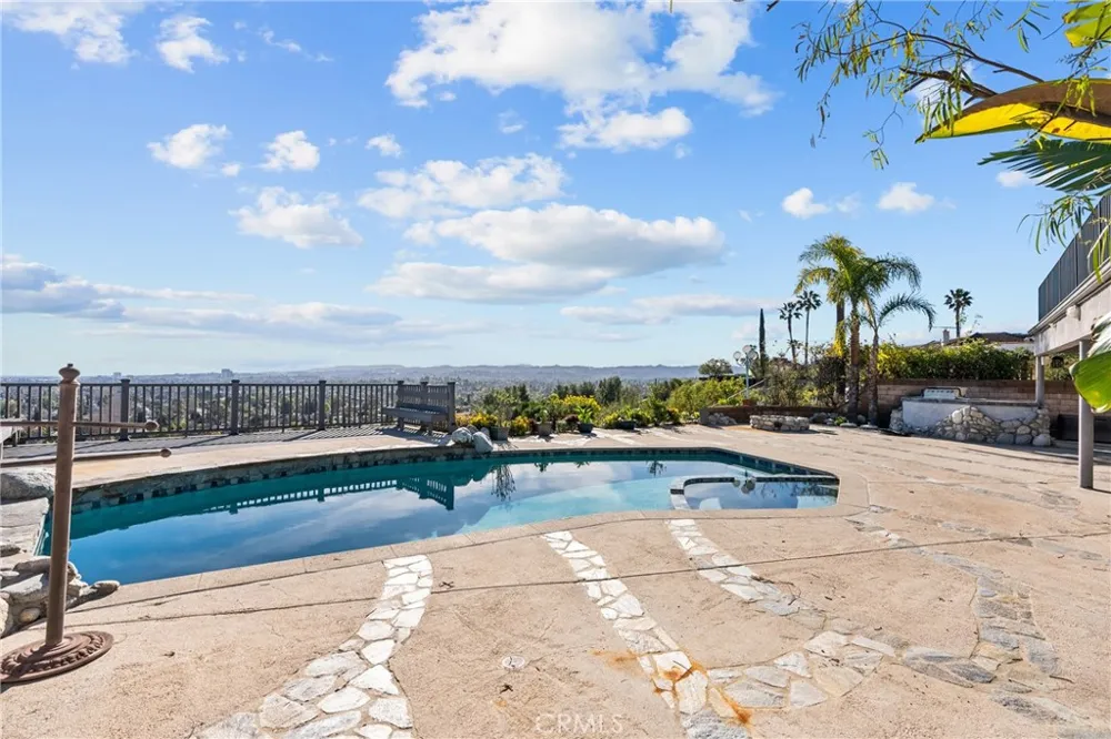 6758 Julie West Hills, CA 91307