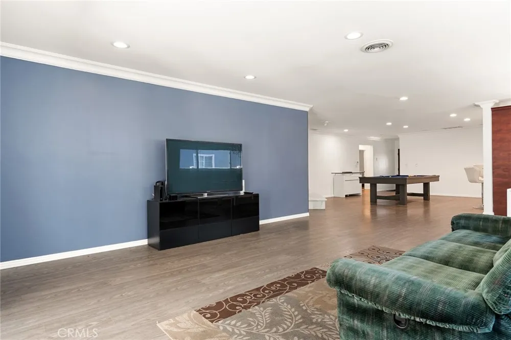 13042 Aetna Street Valley Glen, CA 91401