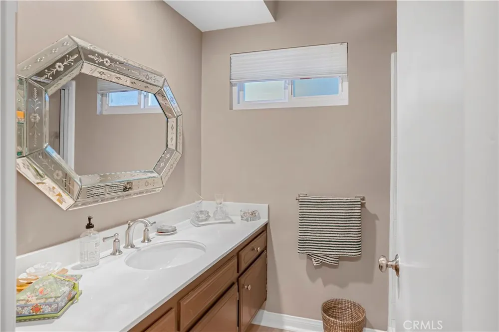 22509 Charlestown Calabasas, CA 91302