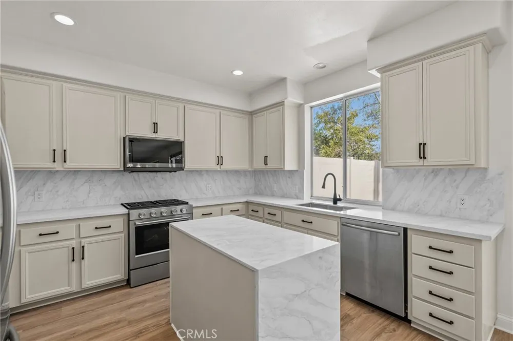 18800 Lull Reseda, CA 91335