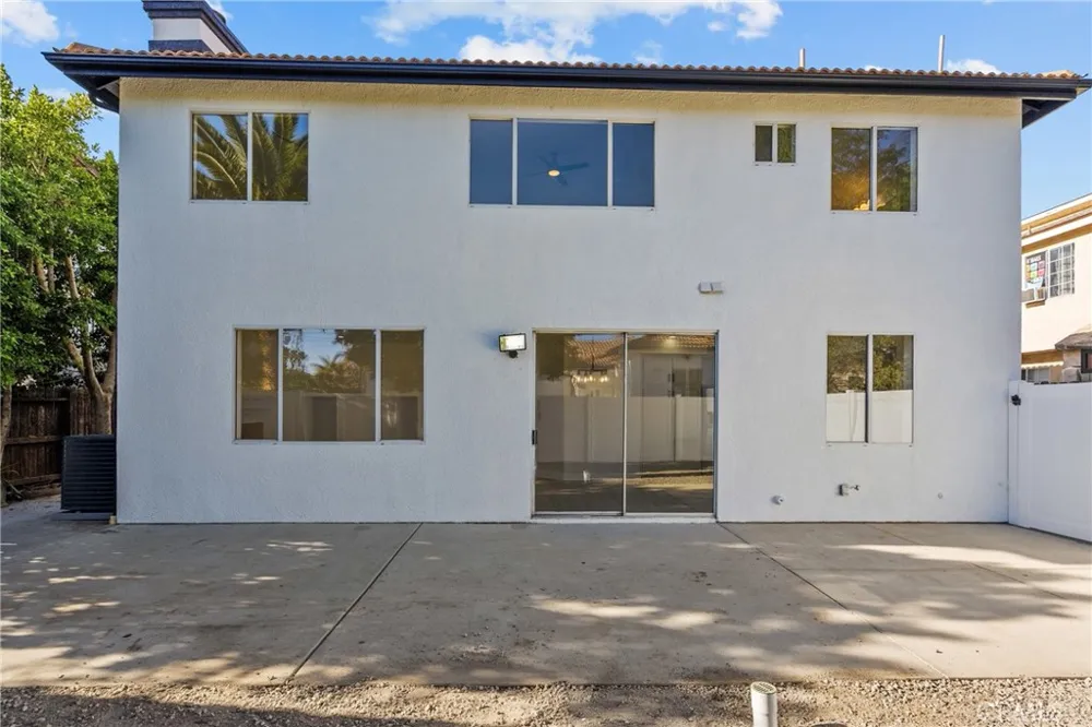 18800 Lull Reseda, CA 91335