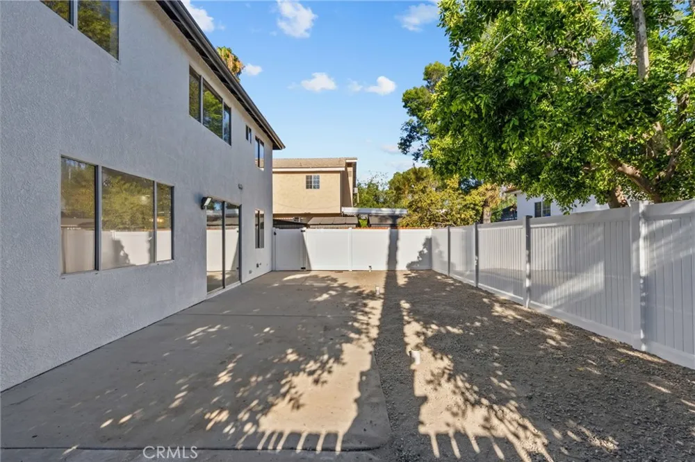 18800 Lull Reseda, CA 91335