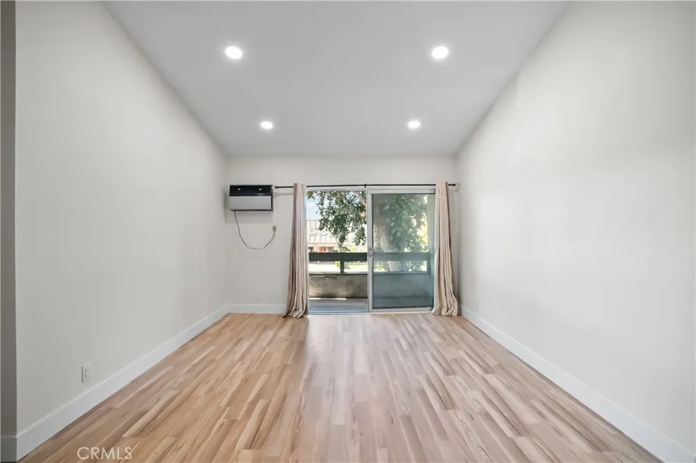 21801 Roscoe Boulevard #206 Canoga Park, CA 91304