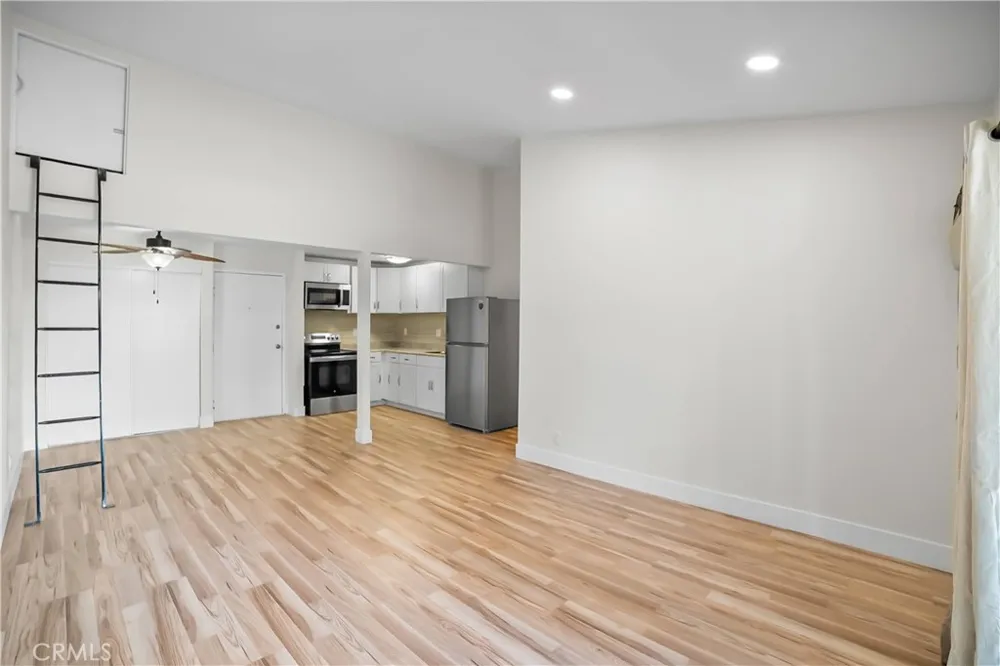 21801 Roscoe Boulevard #206 Canoga Park, CA 91304