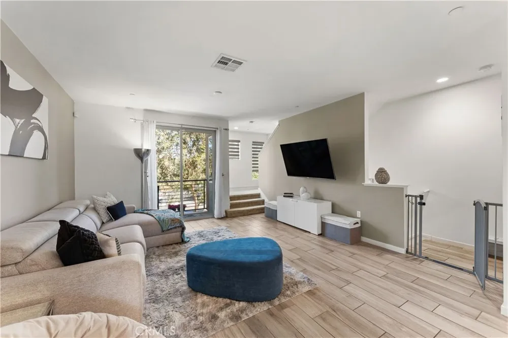 19547 Cardigan Northridge, CA 91324